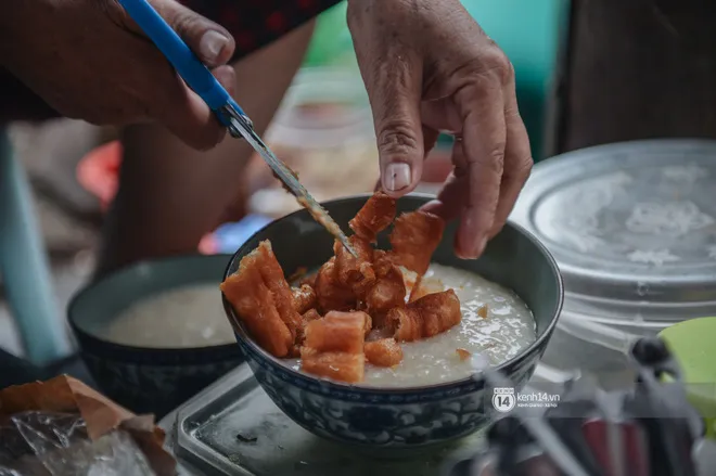 Thiếu gì ăn nấy: Có bát cháo trai full topping thế này thì mùa thu Hà Nội cứ gọi là nhất!