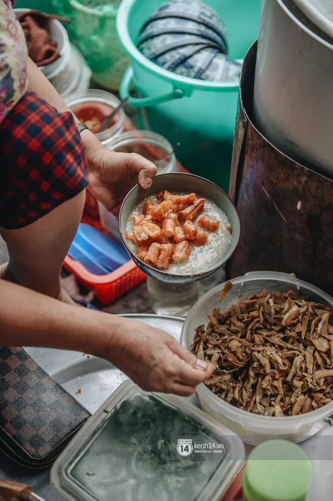 Thiếu gì ăn nấy: Có bát cháo trai full topping thế này thì mùa thu Hà Nội cứ gọi là nhất!