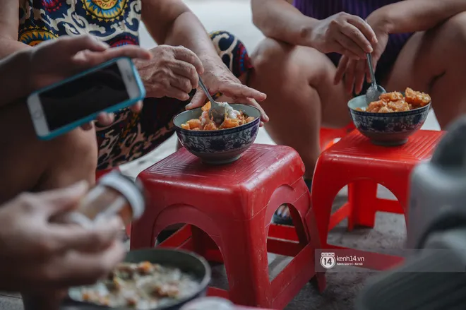 Thiếu gì ăn nấy: Có bát cháo trai full topping thế này thì mùa thu Hà Nội cứ gọi là nhất!