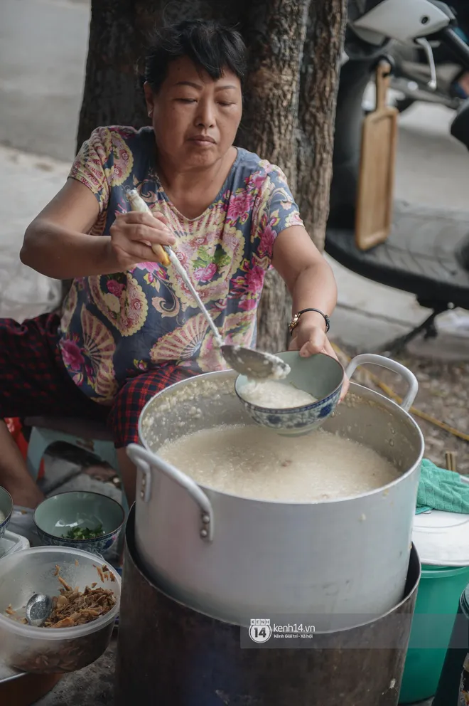 Thiếu gì ăn nấy: Có bát cháo trai full topping thế này thì mùa thu Hà Nội cứ gọi là nhất!