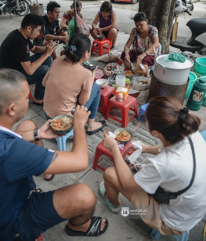 Thiếu gì ăn nấy: Có bát cháo trai full topping thế này thì mùa thu Hà Nội cứ gọi là nhất!