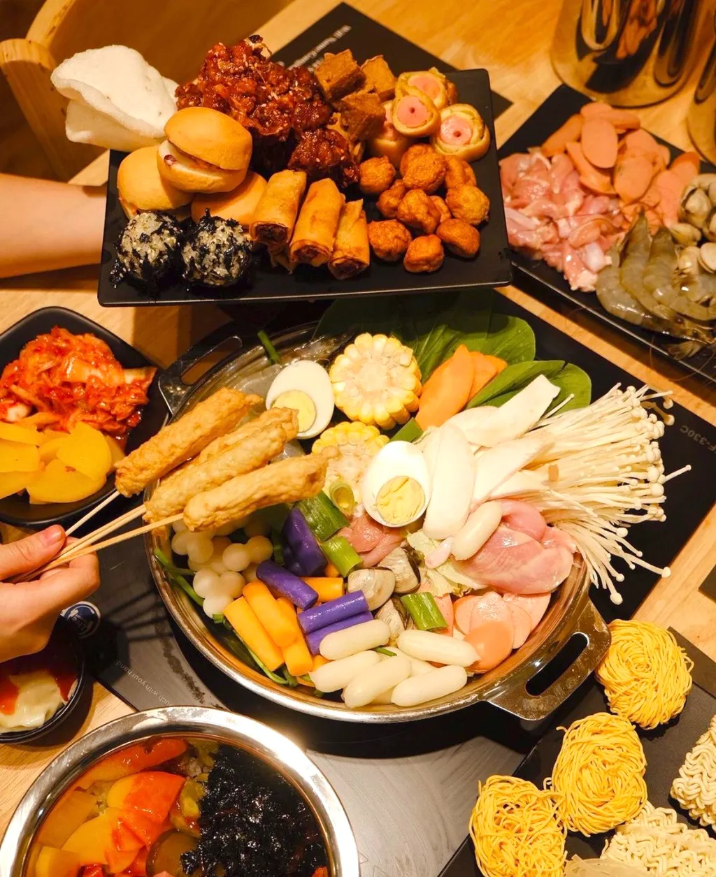 Thưởng thức buffet giá bình dân ở TP.HCM