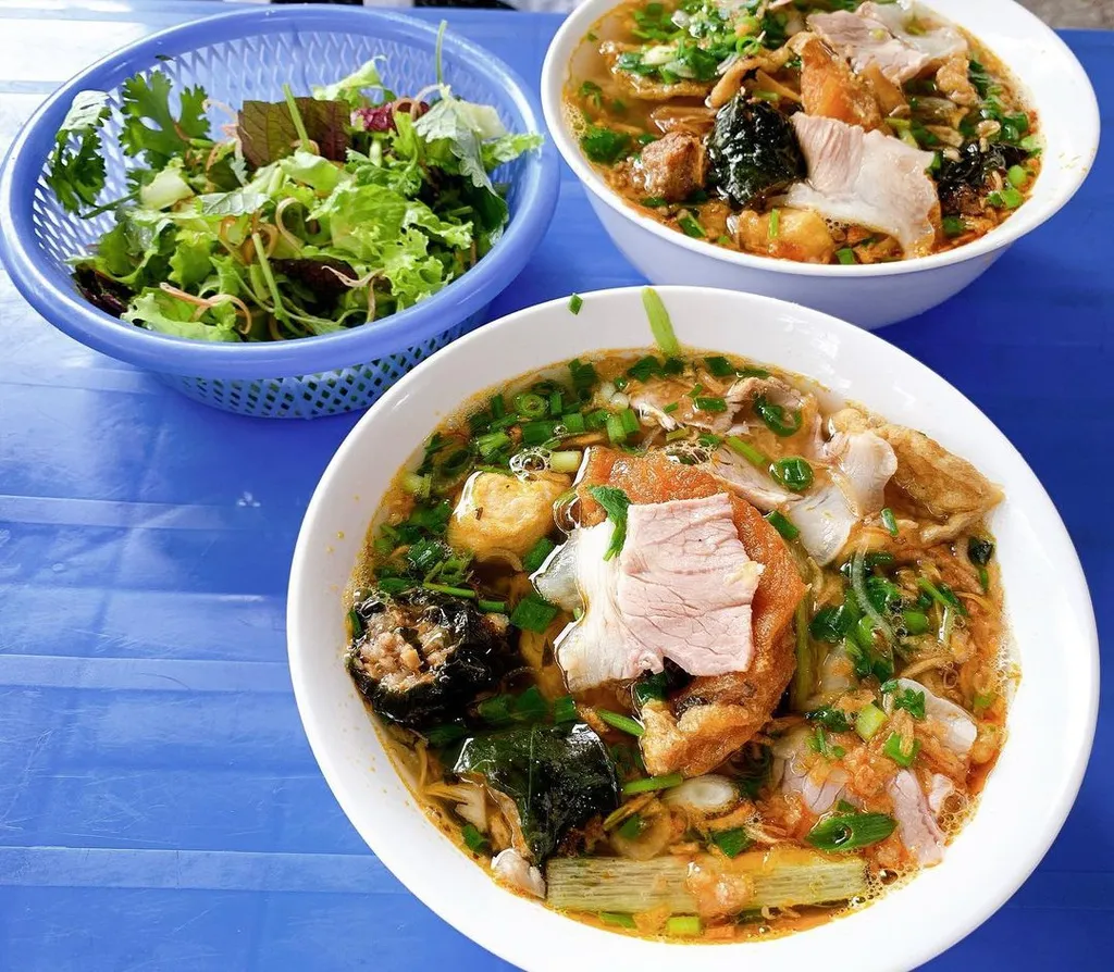 Thưởng thức loạt món ăn vặt trong chuyến food tour Hải Phòng