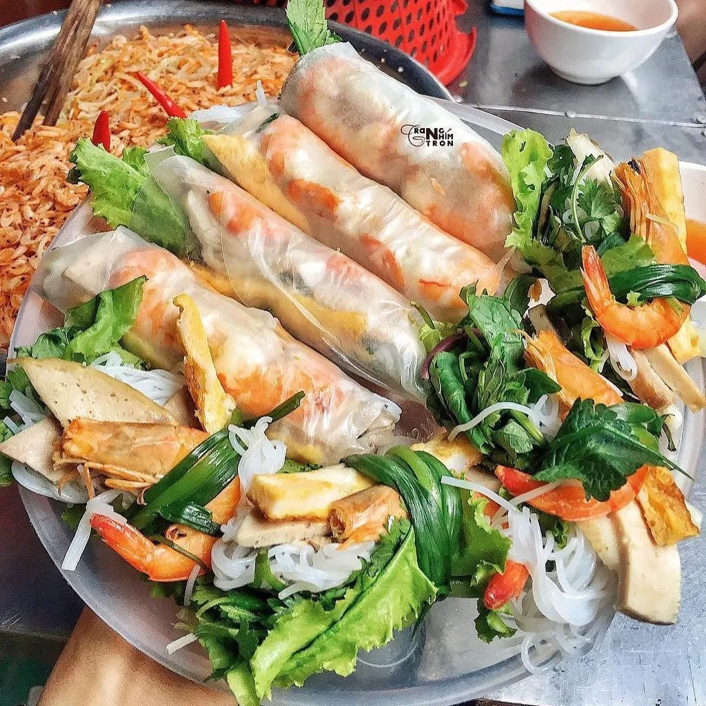 Thưởng thức loạt món ăn vặt trong chuyến food tour Hải Phòng