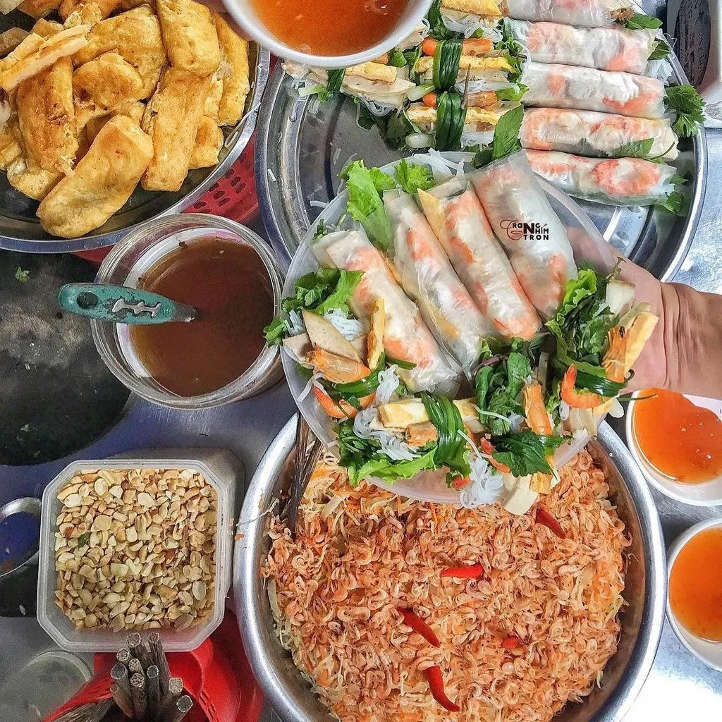 Thưởng thức loạt món ăn vặt trong chuyến food tour Hải Phòng