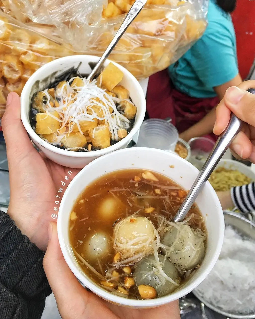 Thưởng thức loạt món ăn vặt trong chuyến food tour Hải Phòng