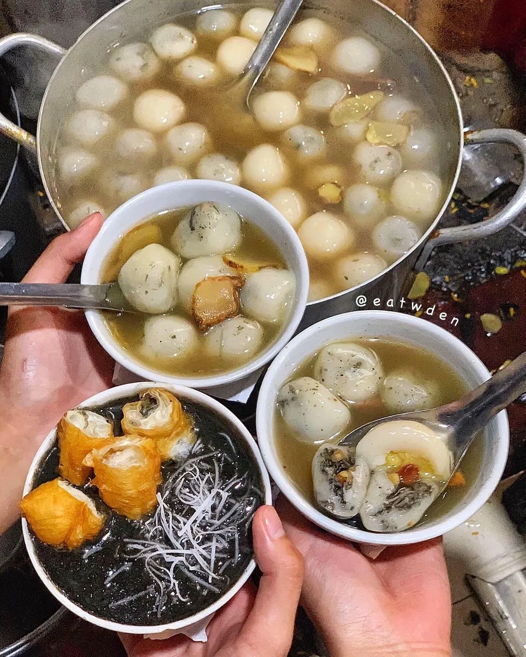 Thưởng thức loạt món ăn vặt trong chuyến food tour Hải Phòng