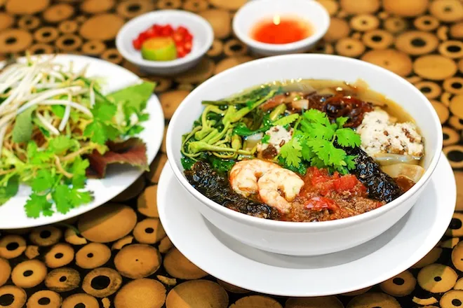 Thưởng thức loạt món ăn vặt trong chuyến food tour Hải Phòng