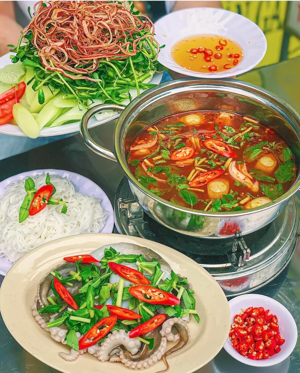 Tiệc Giáng sinh với buffet nướng, lẩu tại TP.HCM