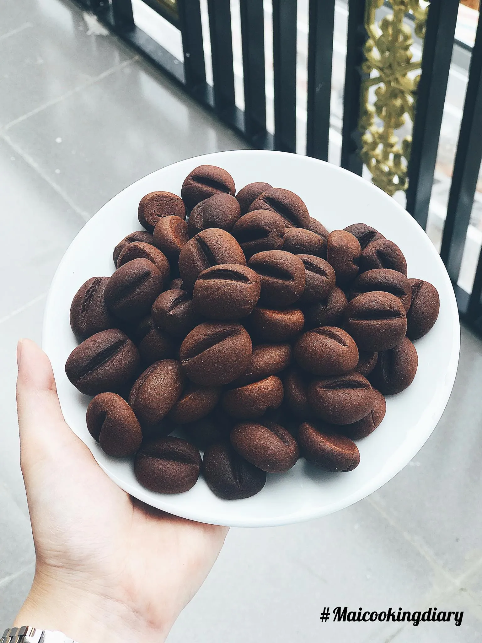 Trổ tài làm bánh cookie hạt cà phê siêu nhanh bằng nồi chiên không dầu, ai cũng khen dễ thương và thơm ngon nức nở