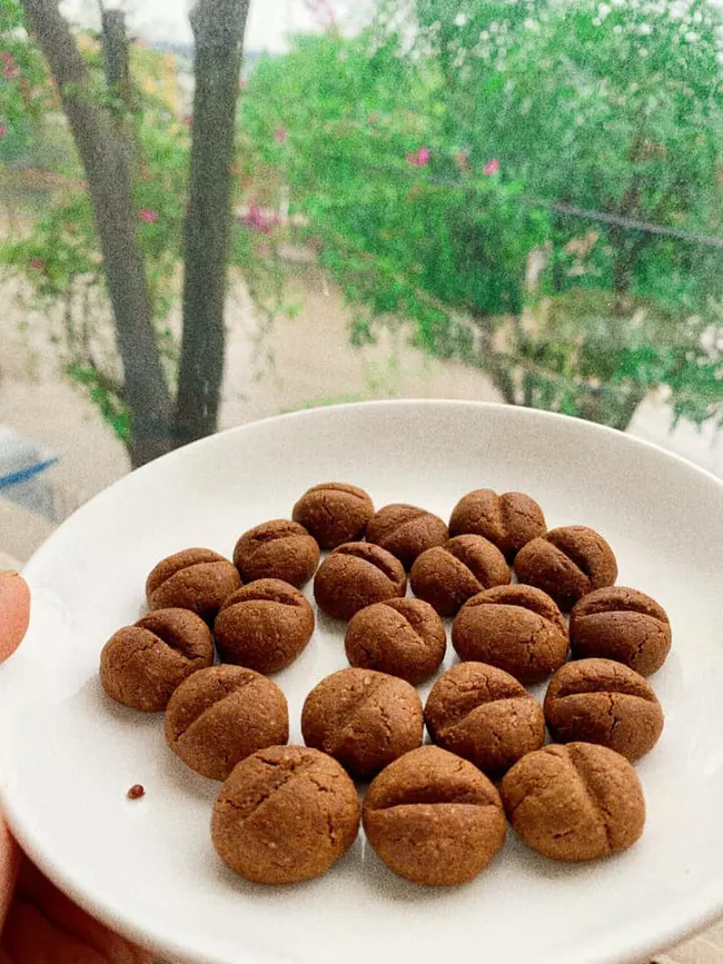 Trổ tài làm bánh cookie hạt cà phê siêu nhanh bằng nồi chiên không dầu, ai cũng khen dễ thương và thơm ngon nức nở