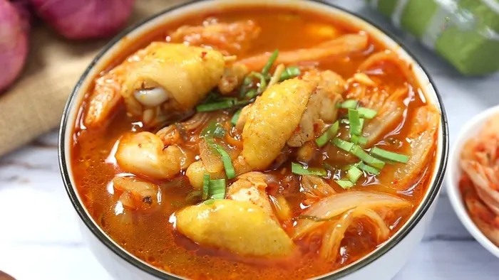 Trời lạnh làm canh kim chi chua cay, cả nhà ăn bao nhiêu cơm cũng hết