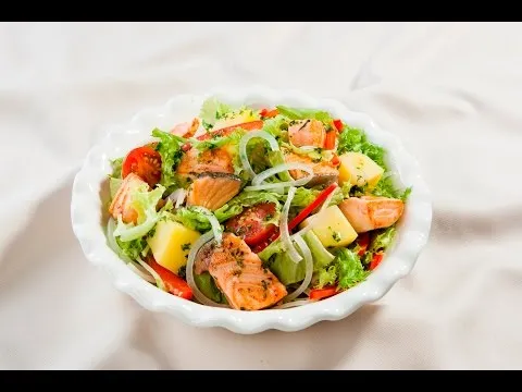 Trưa nay ăn gì: Salad nui cá hồi, món ngon dinh dưỡng cho bữa trưa thanh đạm