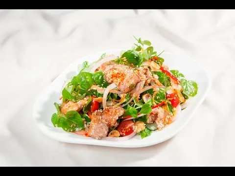 Trưa nay ăn gì: Salad nui cá hồi, món ngon dinh dưỡng cho bữa trưa thanh đạm