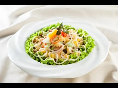 Trưa nay ăn gì: Salad nui cá hồi, món ngon dinh dưỡng cho bữa trưa thanh đạm