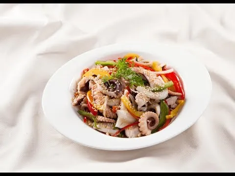 Trưa nay ăn gì: Salad nui cá hồi, món ngon dinh dưỡng cho bữa trưa thanh đạm