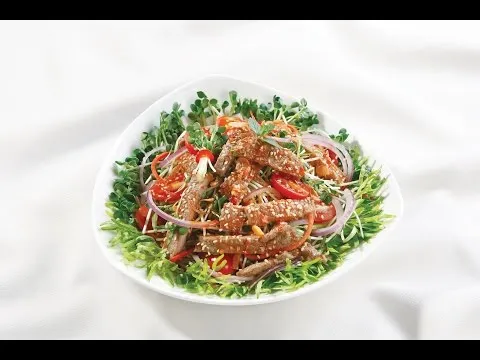 Trưa nay ăn gì: Salad nui cá hồi, món ngon dinh dưỡng cho bữa trưa thanh đạm