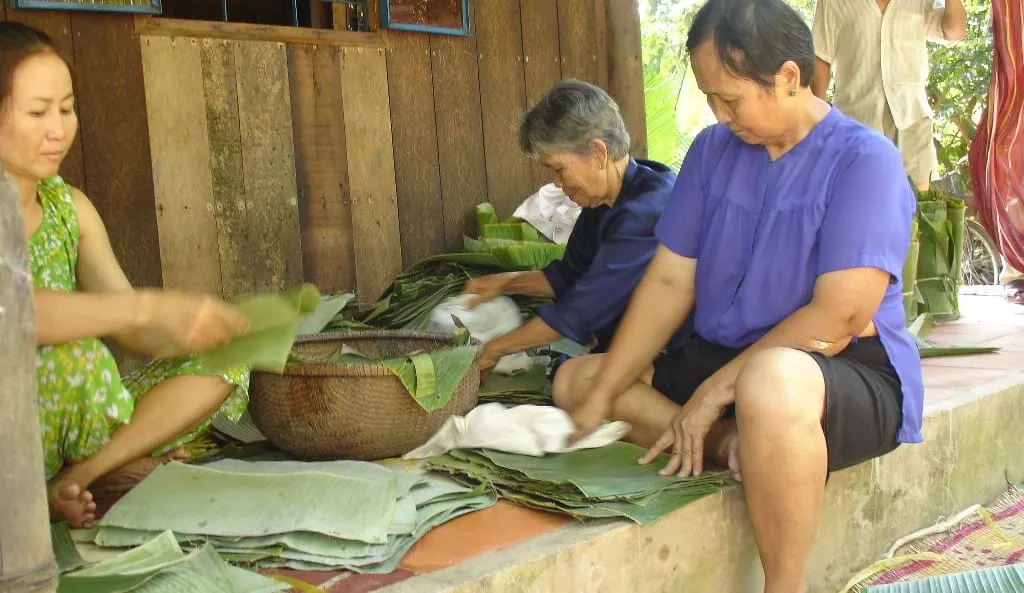 Về Gò Công xem ‘tuyệt chiêu’ dùng lá chuối làm bánh nghệ, nấu thịt kho tàu