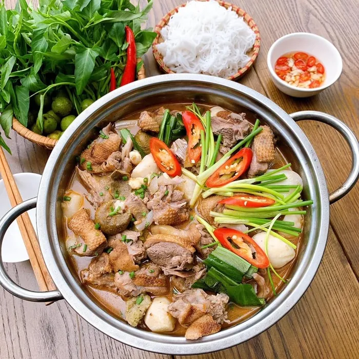 Vịt đem om với loại quả nổi tiếng mùa hè này được món đậm vị thơm ngon, ăn với cơm hay bún đều ngon tuyệt đỉnh