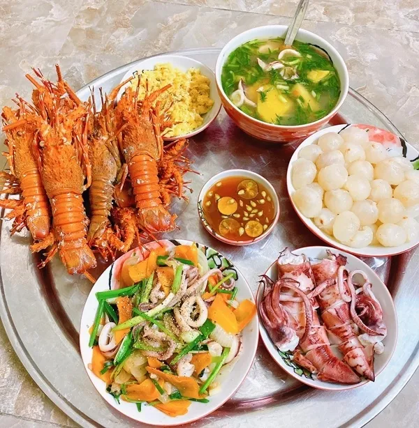 Vợ trẻ nấu cơm chỉ 3 người ăn nhưng bữa nào cũng đầy ắp như nhà có khách